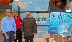 Freuten sich über den hohen Andrang bei der Ausstellungseröffnung: Benno Strehler vom Landesamt für Umwelt (von links), Jörg Müller vom Nationalpark und Thomas J. Darcy vom Kunstverein Deggendorf. (Foto: Gregor Wolf/Nationalpark Bayerischer Wald)