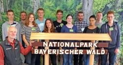 Umweltbildungsreferent Lukas Laux (vorne links) mit den jungen Mannschaft, die seit September im Nationalpark tätig ist. (Foto: Gregor Wolf/Nationalpark Bayerischer Wald)