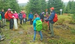 Direkt entlang der deutsch-tschechischen Grenze wurden die Führungsteilnehmer über die verschiedenen Schutzgebiete informiert. (Foto: Petra Jehl/Nationalpark Bayerischer Wald)