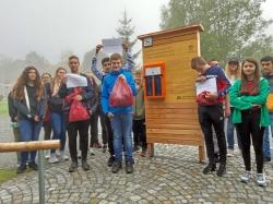 Die Achtklässler der Paul-Friedl-Mittelschule Riedlhütte sind extra zum Parkplatz P&R Spiegelau gewandert, um die neue Frage am Kippen-Kasten anzubringen. (Foto: Karin Kirchner /Nationalpark Bayerischer Wald)