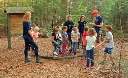 Im Wald herumstreifen und mit allen Sinnen die Natur entdecken – das können Kinder beim Ferienprogramm des Nationalparks. (Foto: Stephanie Scheibelberger/Nationalpark Bayerischer Wald)