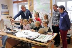 Einmal auf dem Platz des Nationalpark-Leiters sitzen konnten die Kinder, die am Buß- und Bettag mit ihren Eltern in die Verwaltung gekommen sind. Von Dr. Franz Leibl (v.l.) wurden sie begrüßt, danach hatten sich Fabio Kastenhuber und Ruth Goldhahn ein buntes Programm überlegt. (Foto: Annette Nigl / Nationalpark Bayerischer Wald)