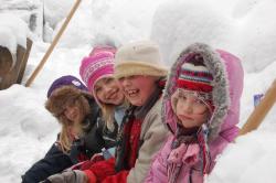 Die Natur erkunden können Kinder im Rahmen des Ferienprogramms vom Nationalpark. Gut eingepackt sind die Nachmittage ein unvergessliches Erlebnis. (Foto: Dominik Grübl / Nationalpark Bayerischer Wald)