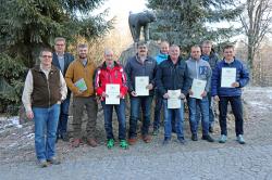 Personalratsvorsitzender Hans Höcker (v.l.) und Nationalparkchef Dr. Franz Leibl gratulieren Martin Plechinger, Johann Moser, Ludwig Hilgart, Alfred Pscheidl, Willi Köck, Thomas Drexler, Ludwig Pauli und Siegfried Schreib zum Dienstjubiläum oder runden Geburtstag. (Foto: Annette Nigl/Nationalpark Bayerischer Wald)