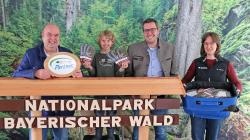 Gratulieren herzlich zum Jubiläums-Urlaub: Jochen Stieglmeier vom Verein der Nationalpark-Partner, Thomas, der die glücklichen Gewinner zog, Daniel Eder, Geschäftsführer der Ferienregion Nationalpark Bayerischer Wald, und Katrin Wachter, Partner-Koordinatorin im Nationalpark. (Foto: Gregor Wolf/Nationalpark Bayerischer Wald)