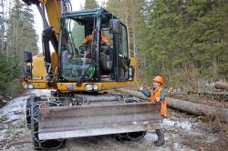 Verkehrssicherung mit schwerer Maschine: Silvia Pflug hat sich im Nationalpark bereits gut eingearbeitet. (Foto: Elke Ohland/Nationalpark Bayerischer Wald)