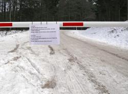 Mit Schildern weist die Nationalparkverwaltung ab sofort Wanderer auf die gefährliche Glatteis-Situation auf dem Weg hinauf zum Lusen hin. (Foto: Stefan Vießmann/Nationalpark Bayerischer Wald)