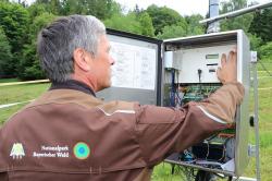 Messtechniker Ludwig Höcker bei der Arbeit an der Klimastation Waldhäuser. (Foto: Gregor Wolf/Nationalpark Bayerischer Wald)