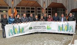 Dr. Franz Leibl (5.v.r.) überreichte zusammen mit dem Jubiläums-Organisationsteam Elke Ohland (v.l.) und Josef Wanninger die Banner und Plakate an die Bürgermeister der Nationalparkgemeinden. (Foto: Annette Nigl /Nationalpark Bayerischer Wald)