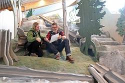 Naturpädagogin Nicole Graf-Kilger und Christian Binder, Leiter des Hans-Eisenmann-Hauses, in der Waldwerkstatt. Derzeit werden die Erlebnisstationen eingebaut. (Foto: Annette Nigl /Nationalpark Bayerischer Wald)