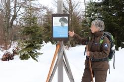 Die Bedeutung von Ruhezonen für den Auerhahn erklärt ein Nationalpark-Ranger allen Interessierten bei der Führung am 7. März. (Foto: Annette Nigl)