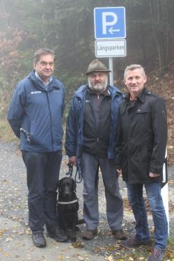 Bürgermeister Alfons Schinabeck (rechts), Nationalpark-Chef Franz Leibl (links) und Werner Kirchner, Leiter der Nationalparkdienststelle Neuschönau, informierten sich über die fast abgeschlossene Baumaßnahme am Parkplatz Waldhäuser-Ausblick. (Foto: Elke Ohland/Nationalpark Bayerischer Wald)