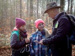 Waldführer wie Wilhelm Hoff leiten nicht nur den Großteil der öffentlichen Führungen, sondern sind auch bei der Betreuung von Schulklassen im Einsatz. (Foto: Daniela Blöchinger/Nationalpark Bayerischer Wald)