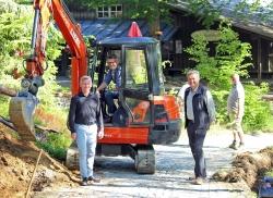 Freuen sich über den Glasfaserausbau im Nationalparkzentrum Lusen: Nationalparkleiter Dr. Franz Leibl (v.r.), Christian Binder, Leiter des Hans-Eisenmann-Hauses, und Bürgermeister Alfons Schinabeck. (Foto: Elke Ohland /Nationalpark Bayerischer Wald)