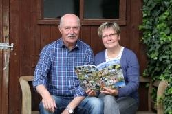 Roswitha und Karl Windorfer blättern im Magazin zum 50. Nationalpark-Jubiläum. (Foto: Gregor Wolf/Nationalpark Bayerischer Wald)