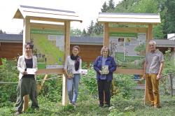 Das Projektteam um Iris Niederdöckl (von links), Elisabeth Frank, Rita Gaidies und Rupert Frantacek präsentiert stolz das Forschertagebuch und die Informationstafeln am Jugendwaldheim. (Foto: Stefan Heigl/Nationalpark Bayerischer Wald)