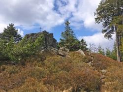 Ein zierliches Gipfelkreuz ziert den 1193 Meter hohen Scheuereckberg auf dem Jährlingsschachten. (Foto: Gregor Wolf)