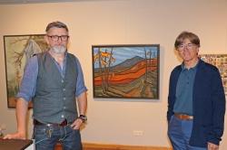 Bei der Online-Vernissage ist Künstler Herbert Muckenschnabl einer der vier Gesprächspartner von Museumsleiter Christian Binder (links). (Foto: Gregor Wolf/Nationalpark Bayerischer Wald)