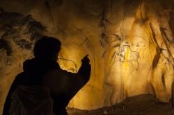 Die Steinzeithöhle im Nationalparkzentrum Falkenstein. Foto: Johannes Haslinger/Nationalpark Bayerischer Wald