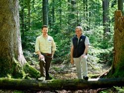 Sind sich einig wenn es darum geht, dass Regeln im Nationalpark eingehalten werden müssen: Ranger Martin Frank (links) und Leiter Dr. Franz Leibl. (Foto: Daniela Blöchinger /Nationalpark Bayerischer Wald)
