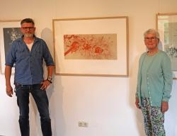 Künstlerin Gisela Griem mit Christian Binder, Kurator der Ausstellung. (Foto: Hans Griem)