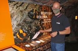 Achim Klein, Leiter des Hauses zur Wildnis, an der neuen Station zum Thema Aasforschung. (Foto: Gregor Wolf/Nationalpark Bayerischer Wald)