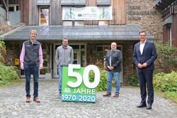 Stellvertretend für die Tourismus-Verantwortlichen der Region bedankten sich Daniel Eder (2.v.l.), Geschäftsführer der Ferienregion Nationalpark Bayerischer Wald, und Jochen Stieglmeier (3.v.l.), Vorsitzender der Nationalpark-Partner, bei Landrat Sebastian Gruber (rechts) und Prof. Jörg Müller, stellvertretender Nationalparkleiter, für die Bemühungen zur Saisonverlängerung. (Foto: Gregor Wolf/Nationalpark Bayerischer Wald)