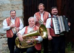Spielen am 27. September im Hans-Eisenmann-Haus auf: Die “Zwieseler Tanzlmusi”. (Foto: Löw)