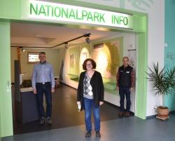 Freuen sich über die Neugestaltung der Nationalpark-Infostelle im Glasmuseum Frauenau: Kurt Joachimsthaler (Leiter der Touristinfo), Museumsdirektorin Karin Rühl und Achim Klein (Leiter Haus zur Wildnis). (Foto: Sven Bauer)