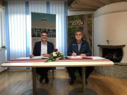 Unterzeichneten den Vertrag für die Sanierung der Schwarzachstraße: Bürgermeister Karlheinz Roth (l.) und Nationalparkleiter Dr. Franz Leibl. (Foto: Elke Ohland/Nationalpark Bayerischer Wald)