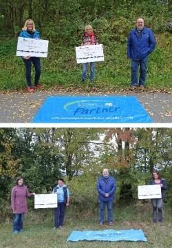 Oben: Andrea König, Leiterin des Waldkindergartens Grafenau (l.), und Birgit Bauer, Leiterin des Waldkindergartens Schönberg e.V., bedankten sich bei Jochen Stieglmeier für die Spende.
Unten: Jochen Stieglmeier überbrachte die Spende an Juliane Haslinger, Vorsitzende des Waldkindergartens Frauenau (v.l.), an die langjährige Mitarbeiter Ute Fuchs sowie an Diana Achatz, Pädagogische Leiterin des Waldkindergartens Waldlichter in Lindberg. (Fotos: Katrin Wachter / Nationalpark Bayerischer Wald)