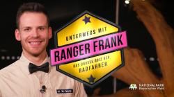 Ranger Frank alias Kabarettist Martin Frank steht im neuesten Erklär-Video des Nationalparks unter anderem als Quizmaster vor der Kamera. (Foto: David Staub/Nationalpark Bayerischer Wald)