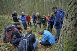 Als Auftakt ins Praktikum findet im Mai 2021 im Wildniscamp am Falkenstein ein einwöchiges Seminar statt, bei dem angehende Praktikanten aus ganz Deutschland auf ihren Einsatz vorbereitet werden. (Foto: Philipp Seyfried/Nationalpark Bayerischer Wald)
