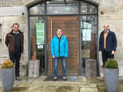 Dr. Franz Leibl, Leiter der Nationalparkverwaltung (l.), und Mauths Bürgermeister Ernst Kandlbinder (r.) wünschten dem neuen Förster Helmut Kustermann einen guten Start in der Nationalparkdienststelle Finsterau. (Foto: Elke Ohland /Nationalpark Bayerischer Wald)