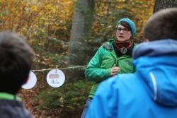 Münchner Studenten und Grafenauer Gymnasiasten beschäftigten sich jüngst im Nationalpark bei einem Seminar über Bildung für nachhaltige Entwicklung mit  Ressourcen wie Holz. (Foto: Gregor Wolf/Nationalpark Bayerischer Wald)