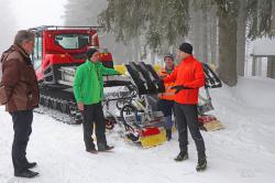 Dass die Langlaufloipen rund um Finsterau auch im erweiterten Parkgebiet nicht wegzudenken sind, darin waren sich Umweltminister Thorsten Glauber (2.v.l.), Nationalparkleiter Dr. Franz Leibl (l.) und Bürgermeister Ernst Kandlbinder (r.) zusammen mit Loipenfahrer Willi Gibis einig. (Foto: Annette Nigl /Nationalpark Bayerischer Wald)