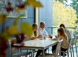 Für den Betrieb der Gastronomie-Betriebe im Haus zur Wildnis und im Hans-Eisenmann-Haus kann man sich bis 18. April bewerben. (Foto: Daniela Blöchinger/Nationalpark Bayerischer Wald)