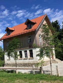 Vorbei am alten Schulhaus in Leopoldsreut führt die Radtour am Sonntag, 30. Mai. (Foto: Gregor Wolf)