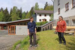 Als Rita Gaidies 2008 die Leitung des Jugendwaldheims übernahm, war Jan Günther ihr Zivi. Nun übernimmt er selbst den Chefposten. (Foto: Gregor Wolf/Nationalpark Bayerischer Wald)