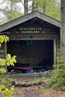 Auch das Campieren in Schutzhütten ist verboten. Diese dienen nur dem Unterstand im Falle eines Unwetters.