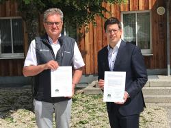 Dr. Franz Leibl, Leiter des Nationalparks (l.), und Bürgermeister Martin Pichler, Vorsitzender der Ferienregion Nationalpark Bayerischer Wald, mit dem unterzeichneten Kooperationsvertrag.