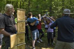 Mit der Waldentwicklung im Nationalpark haben sich die Schüler der Mittelschule Zwiesel bei einem Projekt beschäftigt. (Foto: Thomas Michler /Nationalpark Bayerischer Wald)