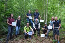 Lukas Laux, Umweltbildungsreferent vom Nationalpark (Mitte), Johannes Matt vom Naturpark (3.v.r.) und Jens Krollmann von der Commerzbank (3.v.l.) freuten sich über das Engagement der Praktikanten für die Natur. (Foto: Lukas Eichmann/Nationalpark Bayerischer Wald)