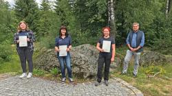 Im Auftrag von Freyung-Grafenaus Landrat Sebastian Gruber zeichnete Nationalparkleiter Franz Leibl (v.r.) die temporären Gesundheitsamt-Unterstützer Alexa Friedl, Manuela Boxleitner, Amelie Lentner und Roland Ertl (nicht im Bild) aus. (Foto: Elke Ohland/Nationalpark Bayerischer Wald)