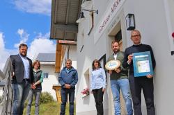 Das Nationalpark-Partner-Schild schon einmal vor die Eingangstür gehalten haben Inhaber Bernhard Fuchs (v.r.) und Geschäftsführer Thomas Dorner. Zur Mitgliedschaft im Verein gratulierten Katrin Wachter und Elke Ohland (2.v.l.) vom Nationalpark, Leiter Dr. Franz Leibl und Heiner Kilger (l.), dritter Bürgermeister von Mauth. (Foto: Annette Nigl/Nationalpark Bayerischer Wald)