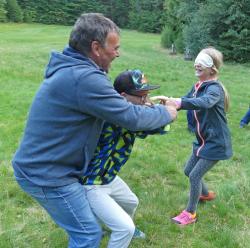 Bei der Familienführung stehen auch einige Spiele auf dem Programm. (Foto: Lea Gerhäußer/Nationalpark Bayerischer Wald)