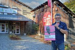 Nicht nur Christian Binder, Leiter vom Hans-Eisenmann-Haus, freut sich auf die NaturVision Filmtage. Am Wochenende flimmern in der Nationalparkeinrichtung bei freiem Eintritt über 30 Beiträge über die Leinwand. (Foto: Gregor Wolf/Nationalpark Bayerischer Wald)