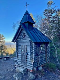 Am höchsten Punkt – am Wagensonnriegel – wartet auch eine kleine Kapelle auf die Teilnehmer der geführten Radtour.  (Foto:  Gregor Wolf/Nationalpark Bayerischer Wald)