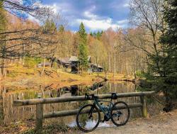 Vorbei an der Racheldiensthütte führt die Radtour am Sonntag, 31. Oktober. (Foto: Sandra Schrönghammer)