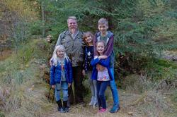 Lene (links) aus Mecklenburg erkundet im Film mit ihrer Schwester und einer Hand voll einheimischer Kinder den Wald. Geheimnisse verrät ihr dabei unter anderem Ranger Günter Sellmayer.  (Foto:  Basthorster Filmmanufaktur)